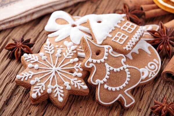 Biscuits de Noël en forme de flocons de neige et de maisons