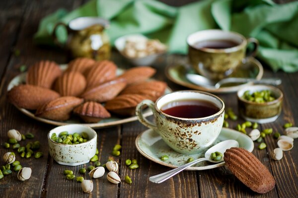 Humor verde de pistachos, nueces y té