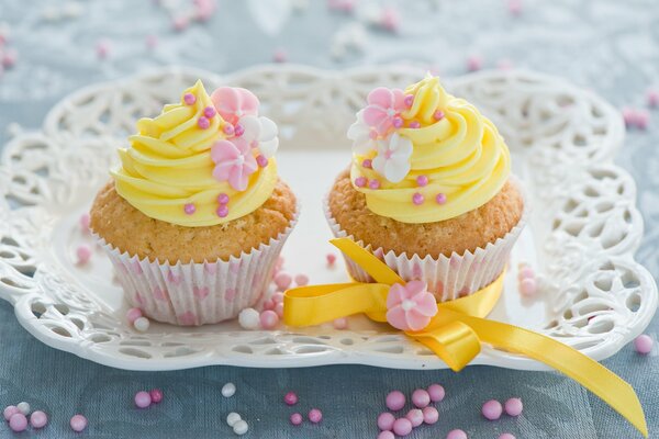 Kuchen mit gelber Sahne