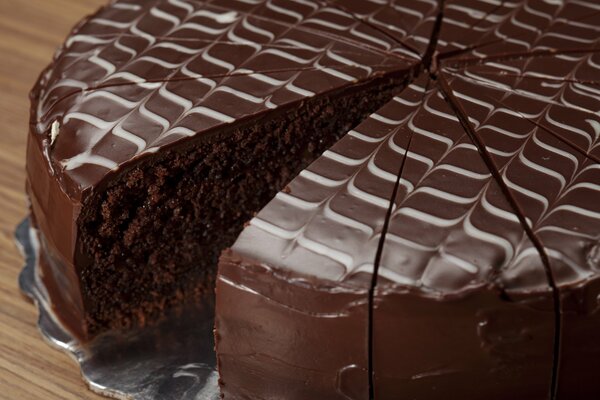 Gâteau coupé en glaçage au chocolat sur un plateau