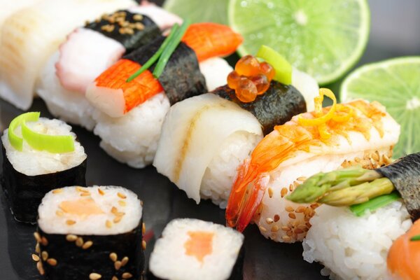 Sushi rolki ryby ryż sezam limonka