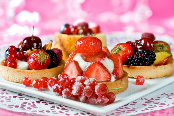 Törtchen mit Johannisbeeren, Erdbeeren, Himbeeren, Brombeeren und Kirschen