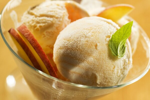 Boules de crème glacée avec des tranches d orange et une feuille de menthe