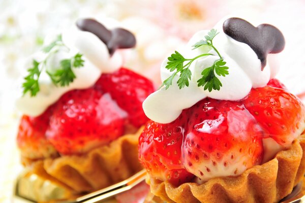 Cestas dulces con bayas y crema