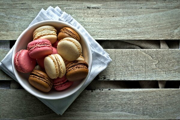 Biscotti colorati in un piatto bianco