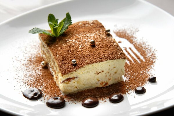 Postre dulce de tiramisú con chocolate