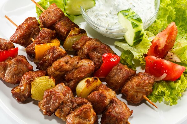 Brochettes sur des brochettes avec des oignons, viande sur des brochettes