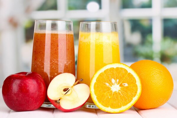 Jus de fruits dans des verres d orange et de pomme