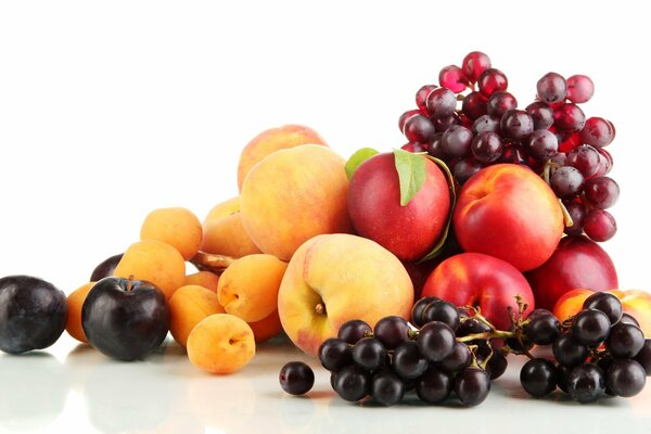 Composition de fruits de jardin et de baies sur fond blanc