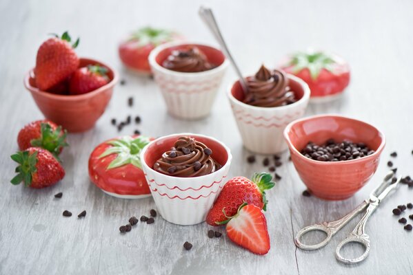 Dessert al cioccolato alla fragola in piccole ciotole