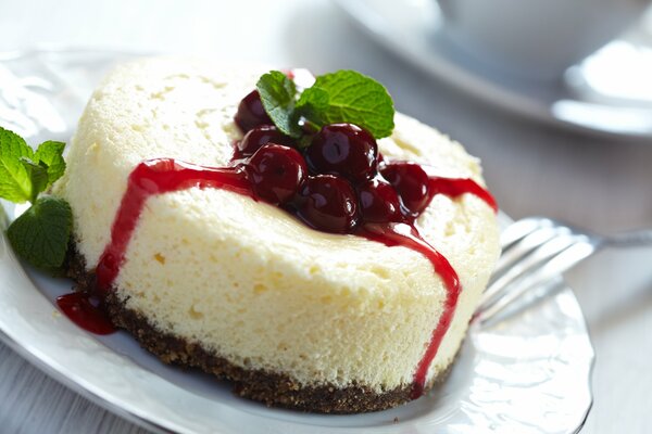 Berry cheesecake cake with jam