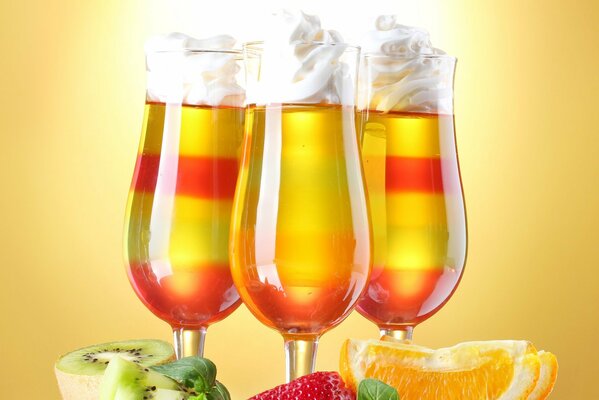 Cocktails lumineux avec des fruits et de la crème