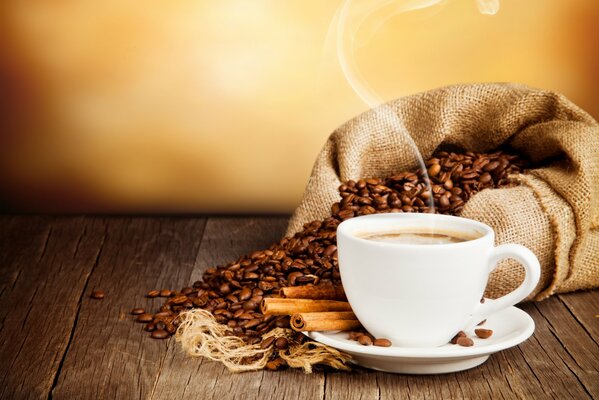 Grains de café. Café dans une tasse de cannelle