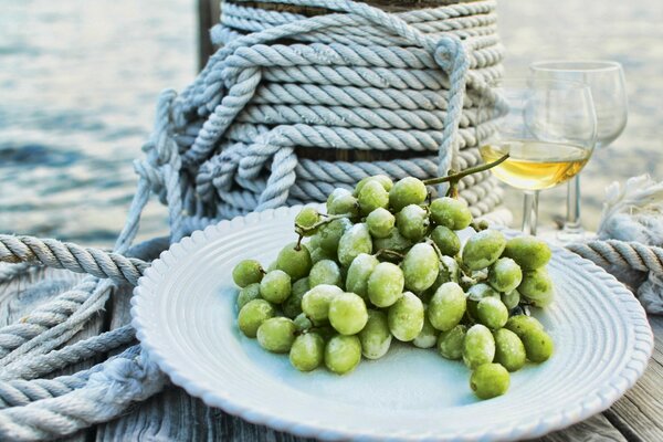 Vino bianco con piatto d uva