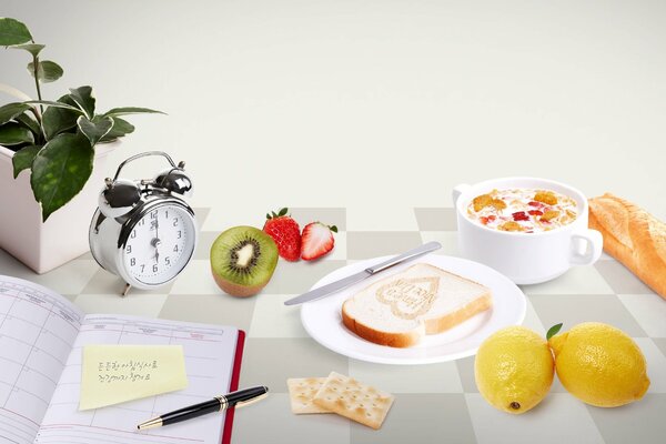 Frühstück Brei und Toast mit Obst