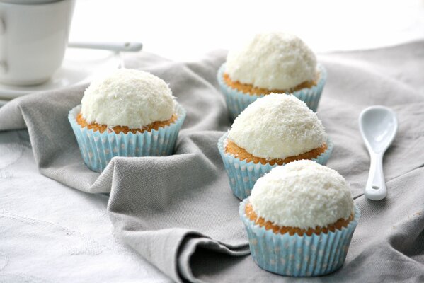 Cupcakes in uno stampo blu con glassa al cocco