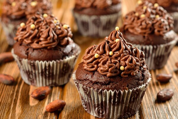 Cupcakes de chocolate con guisantes de crema