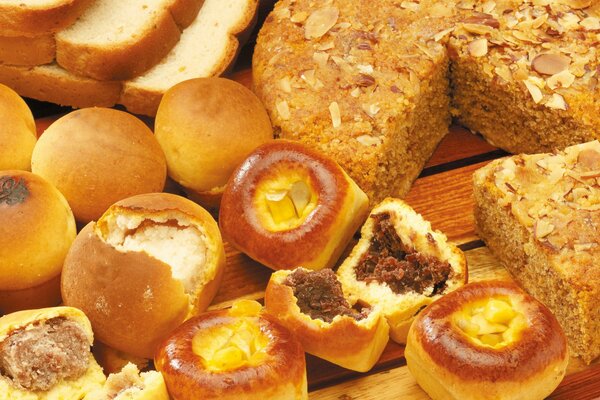 Bollos frescos, pan y pastel de nueces