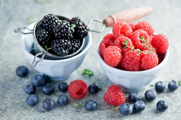 Foto Zusammensetzung von Beeren auf grauem Hintergrund