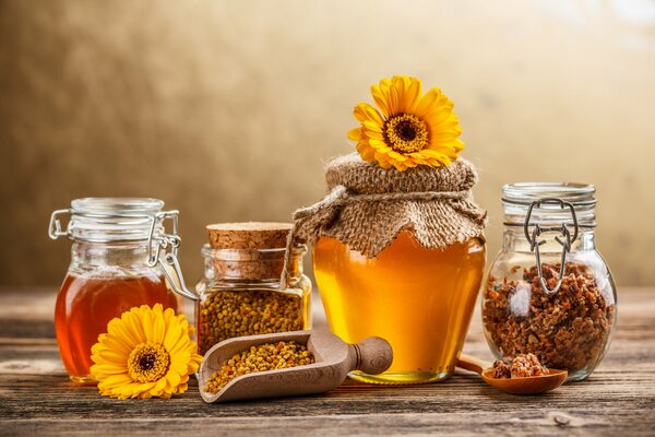 Vaso con miele e girasole su di esso