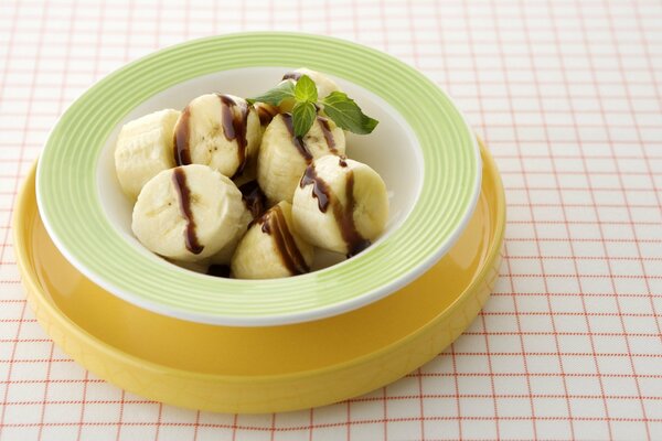 Banane con cioccolato e foglia di menta