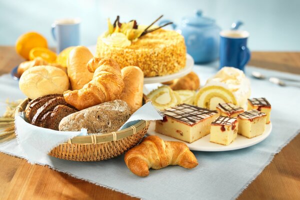 Croissants frescos, pastel y limones con té