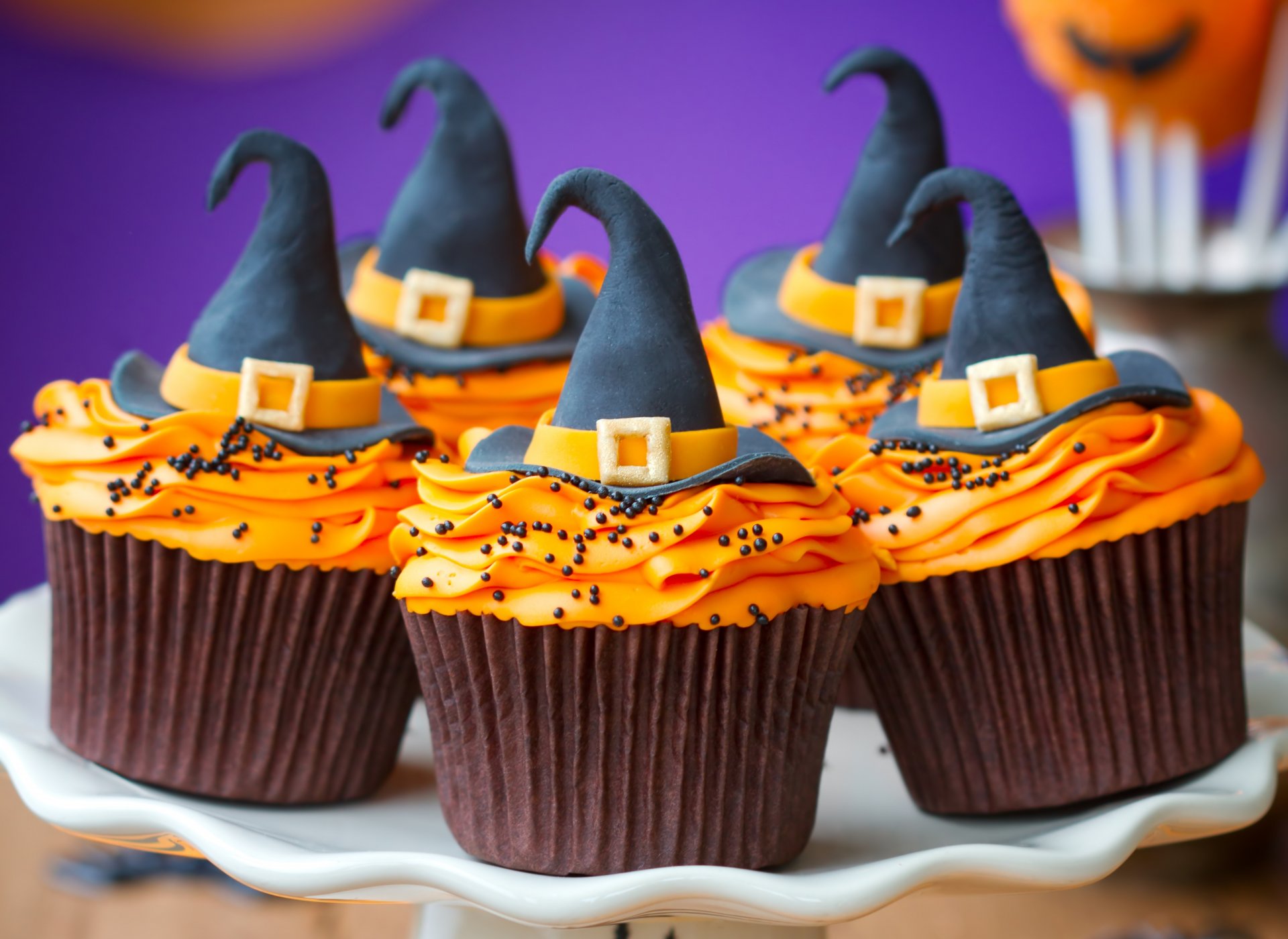 halloween cupcakes crema decoración sombreros plato