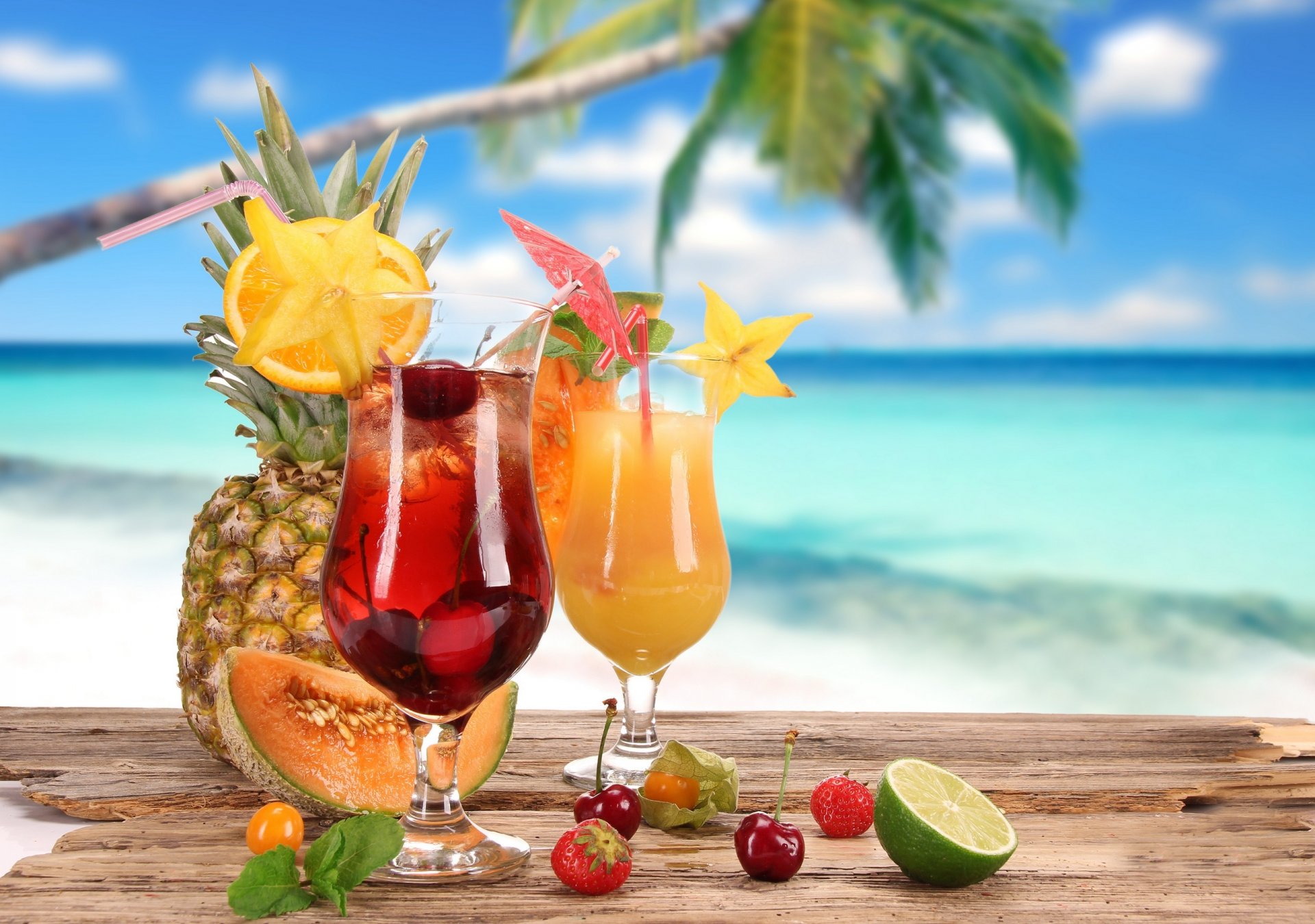 sommer essen cocktail smoothies obst erdbeere kirsche kokosnuss gläser melonen sommer ananas limette