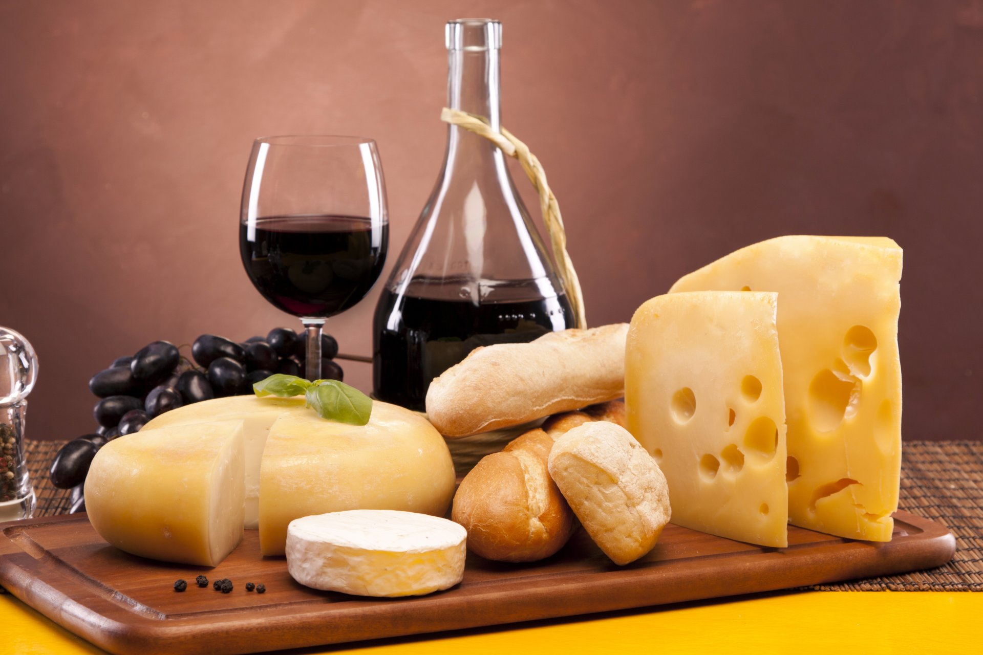 wino czerwone kieliszek ser camembert emmental chleb bochenki winogrona pieprz