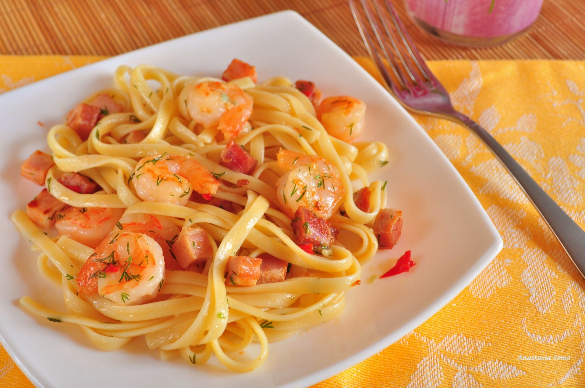 espaguetis fideos camarones eneldo carne pescado tenedor plato plato