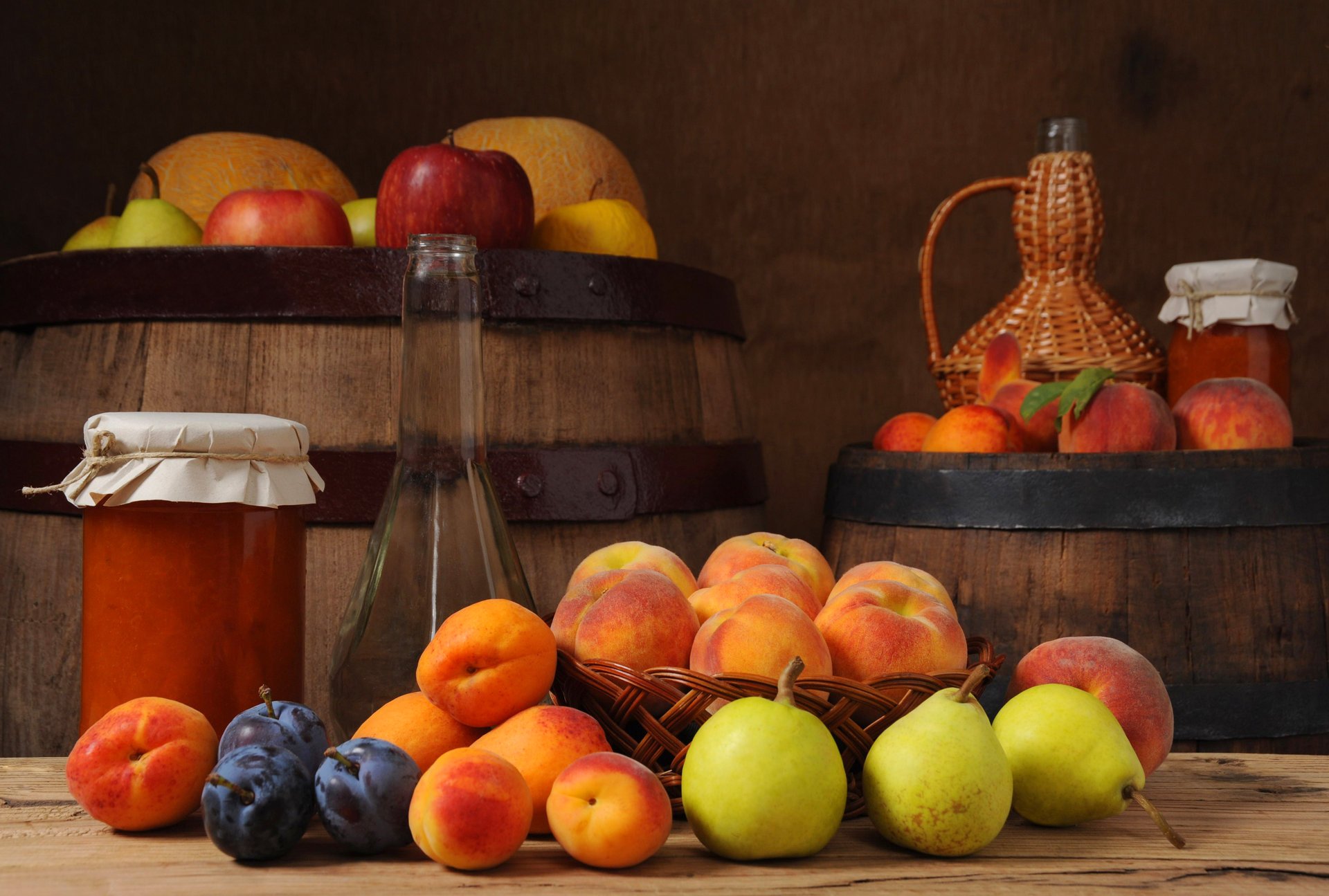 fässer obst pfirsiche äpfel pflaumen birnen marmelade