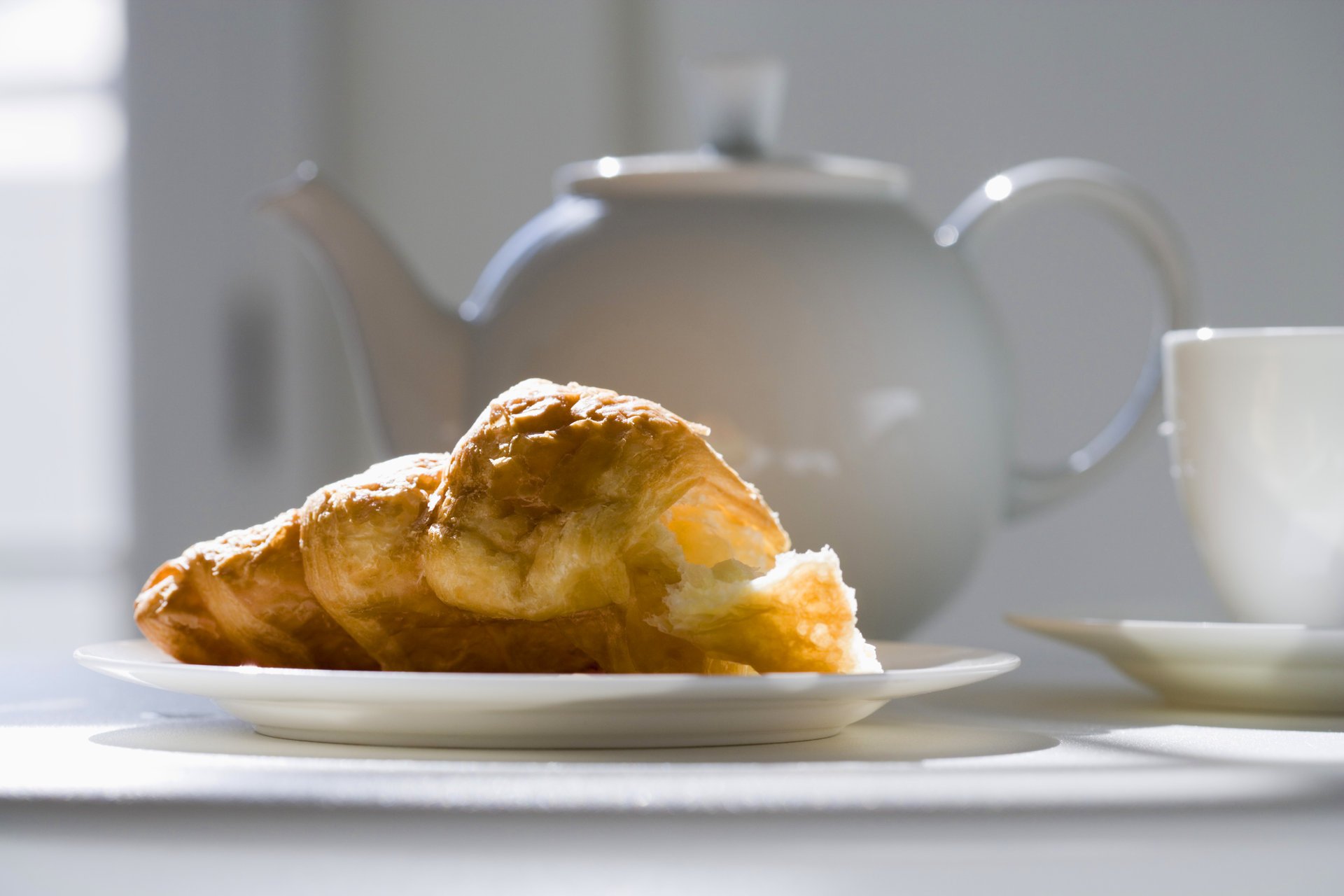 soucoupe théière tasse croissant