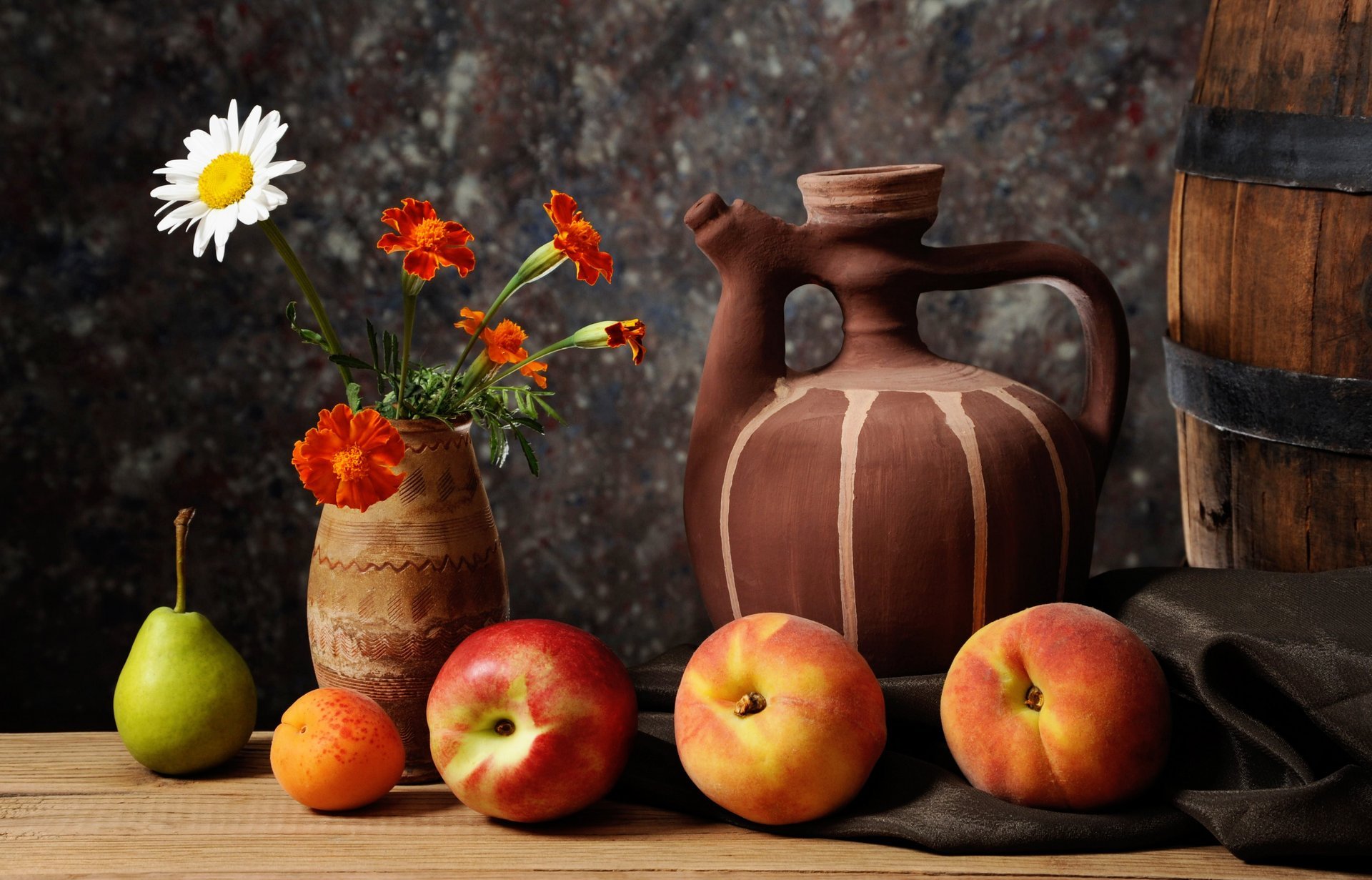 frutta pera albicocca nettarina pesche brocca vaso camomilla calendule natura morta