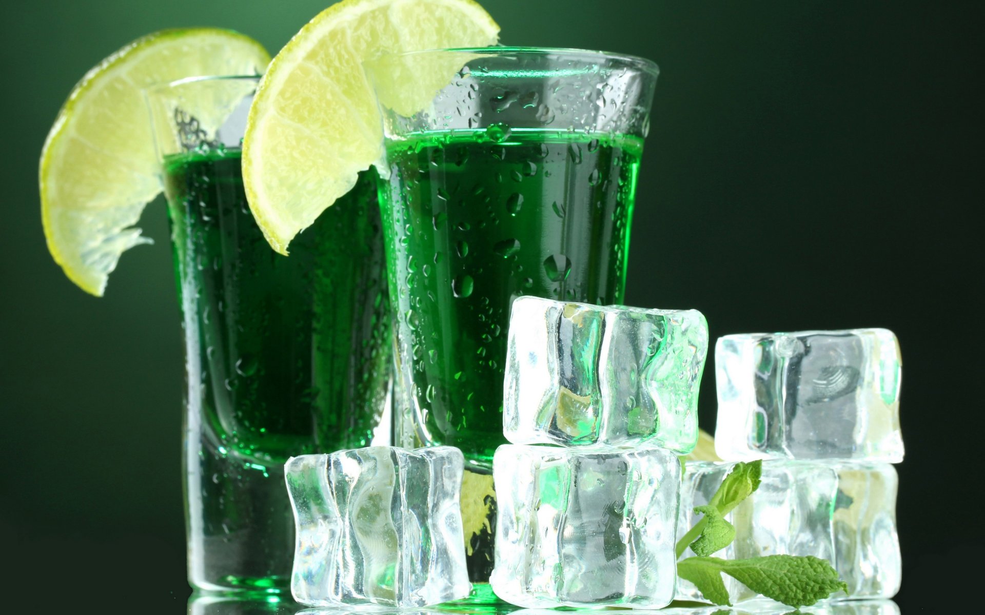 cocktail mojito trinken zitrone minze limette eisstücke kühle eis glas glas tropfen sommer