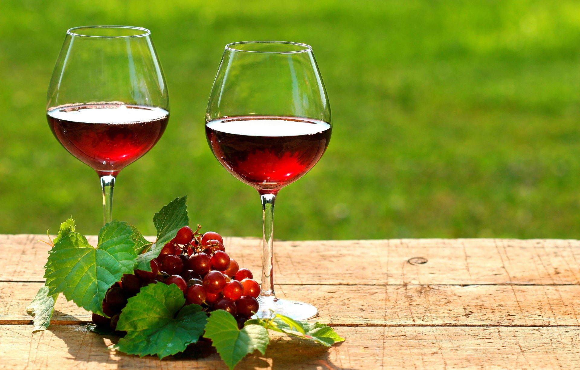 vin rouge verres à vin raisins feuilles