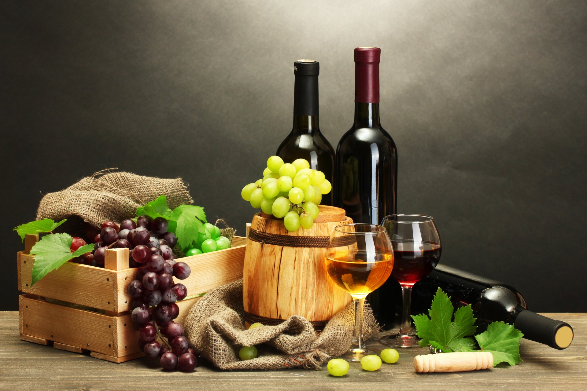 table tiroir baril bouteilles vin tire-bouchon blanc rouge raisin feuilles