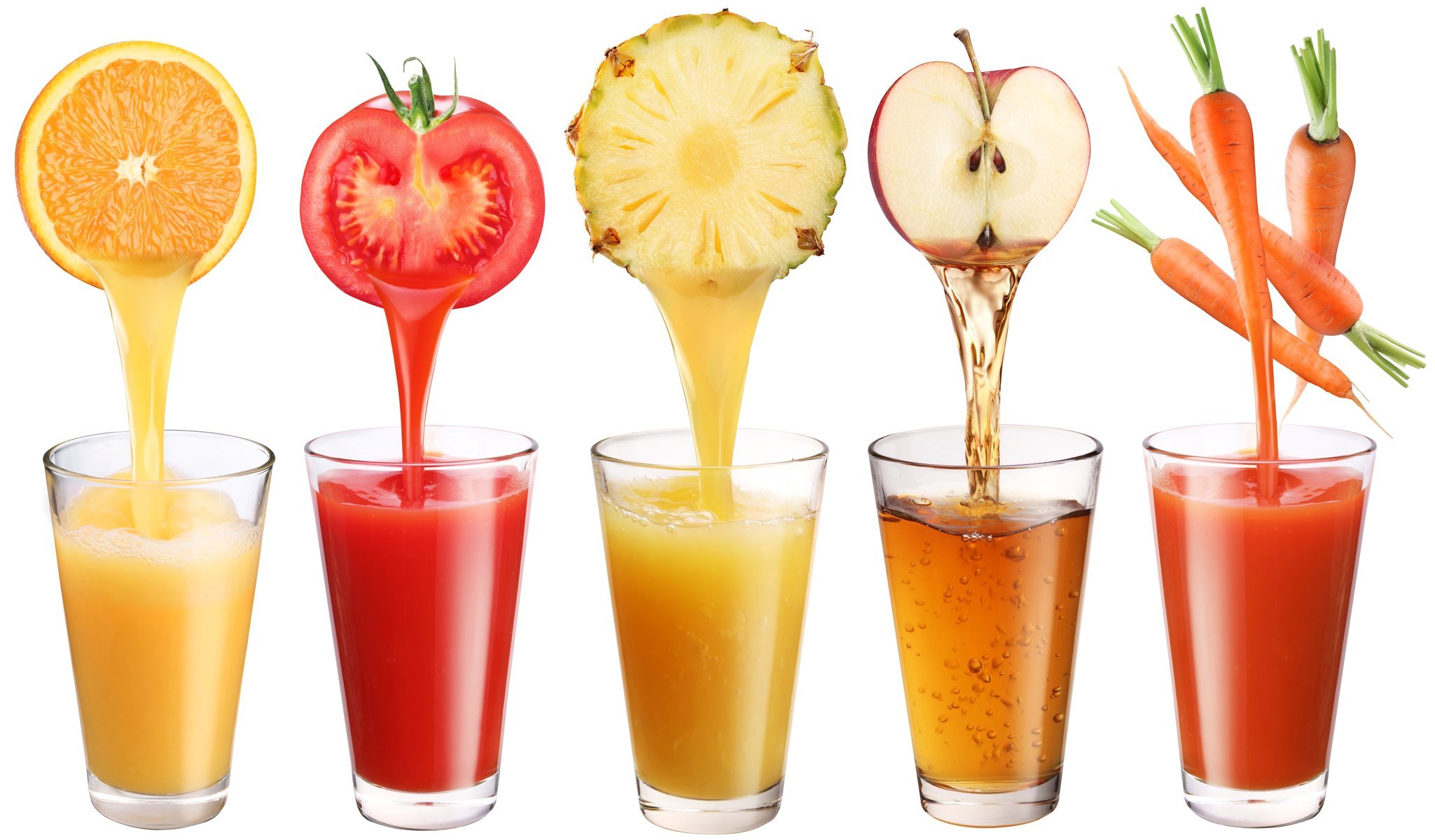 jugos bebidas vasos zanahorias manzana tomate piña naranja fondo blanco