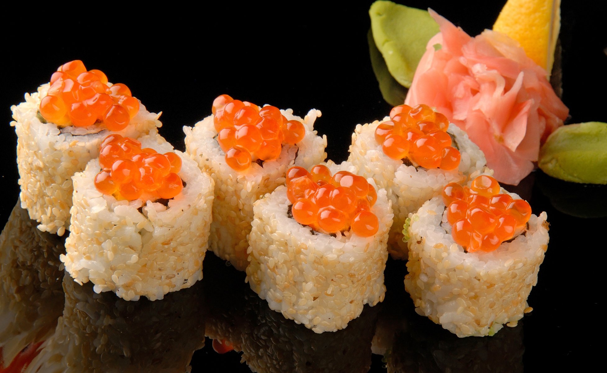 sushi rollos arroz caviar rojo wasabi limón