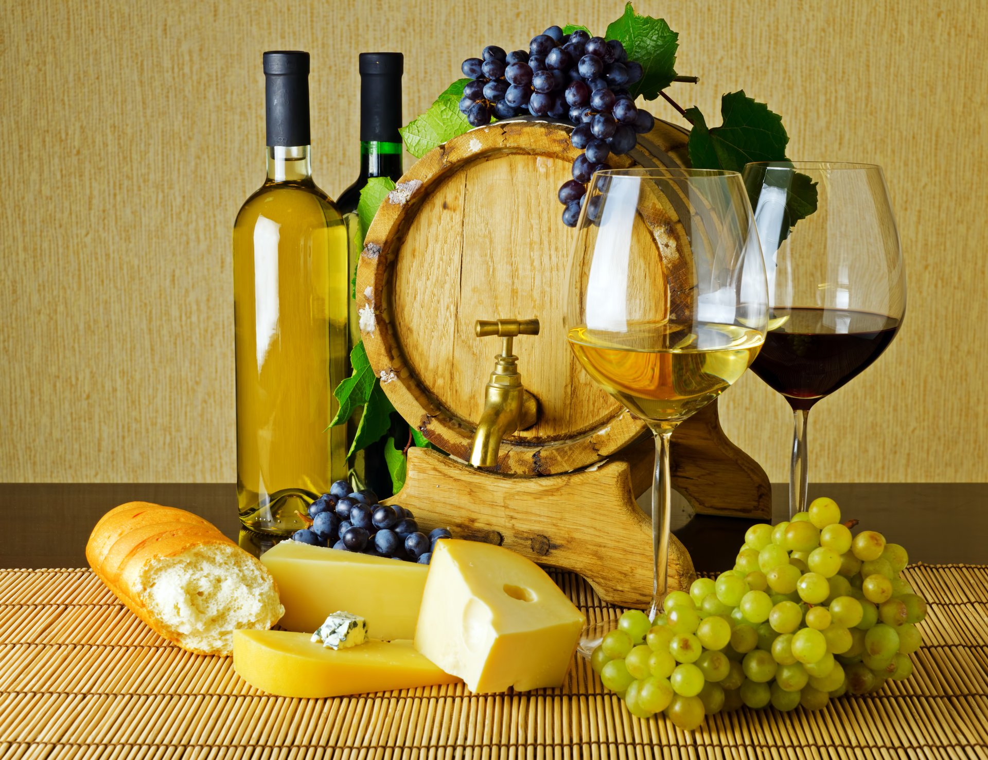 table baril robinet bouteilles verres à vin vin rouge blanc fromage raisin pain baguette grappes