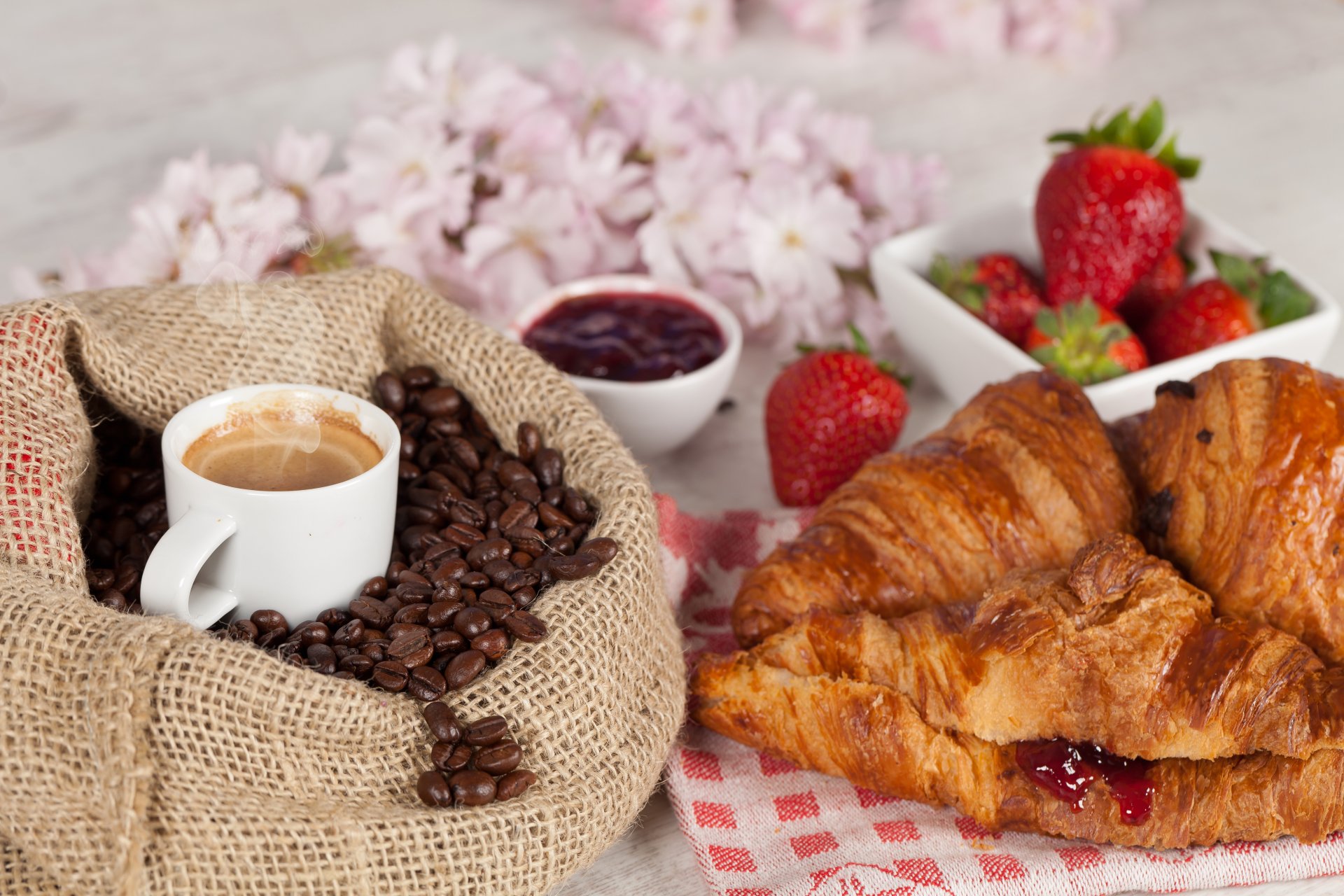 café petit déjeuner tasse boisson sac céréales croissants bagels confiture confiture fraise fleurs