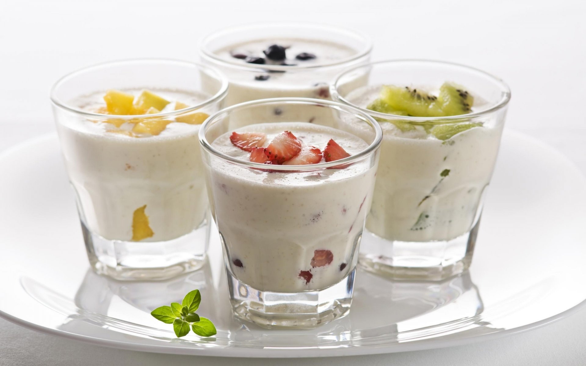 obst joghurt erdbeeren kiwi