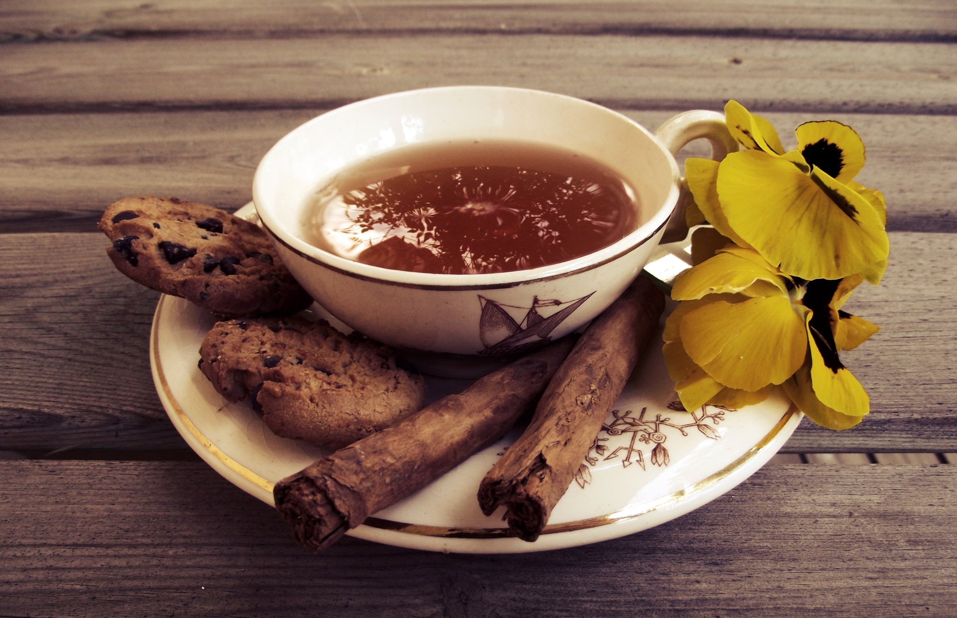 taza té platillo galletas canela flores