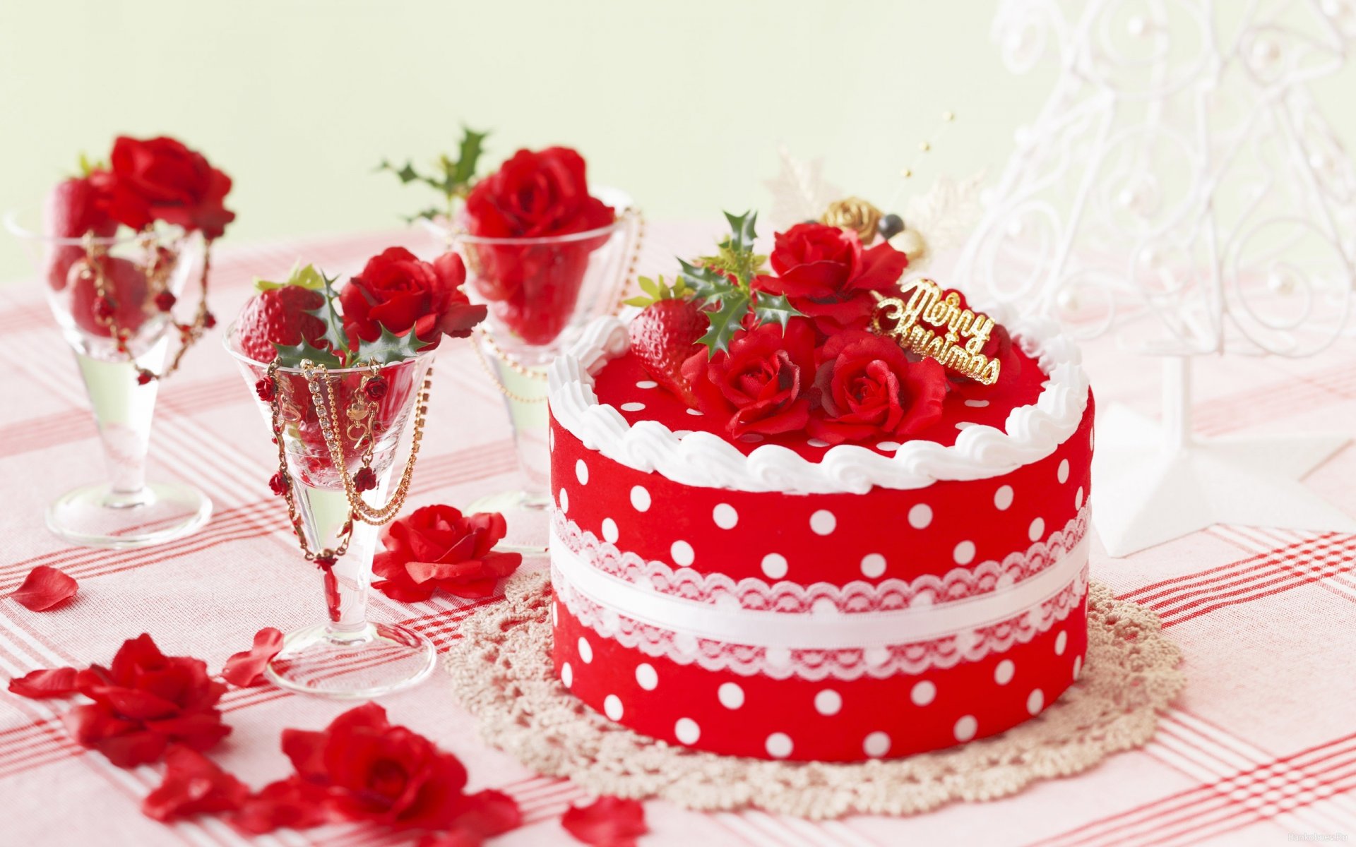 kuchen kuchen süß lecker süßigkeiten leckereien urlaub weihnachten feiertage stimmung freude rosen blumen blume blütenblätter rot weinglas gläser dekoration erdbeere beeren weihnachtsbaum weihnachtsbaum tisch tischdecke