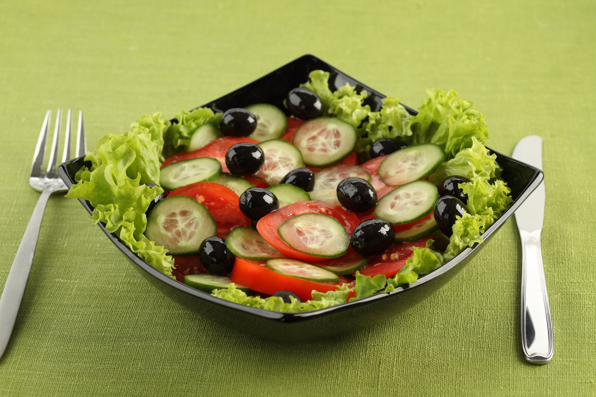 essen salat messer gabel teller tomaten gurken oliven