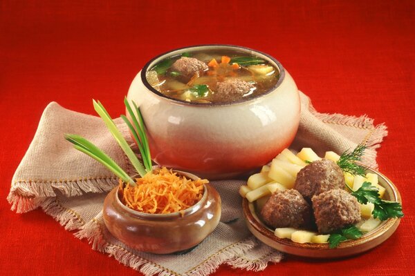 Pranzo russo di zuppa e patate con polpette