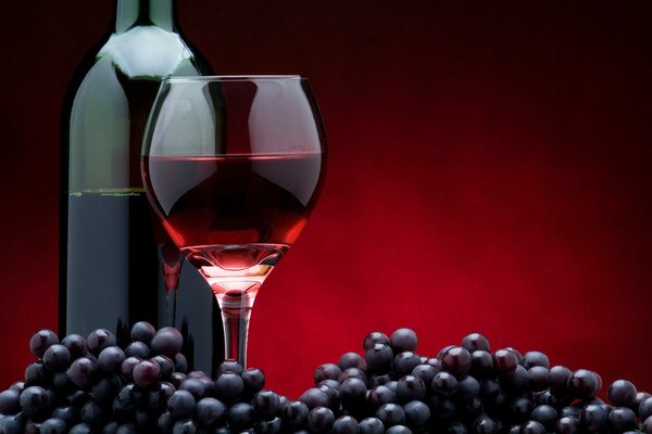 Bouteille avec un verre de vin rouge