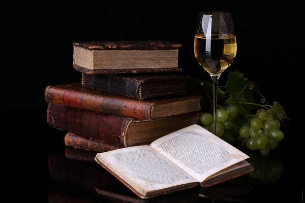 Stillleben mit Büchern und einem Glas Wein