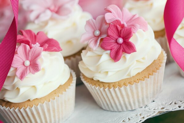 Süße Muffins mit cremefarbener Dekoration