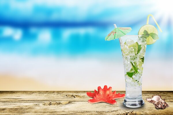 Mojito cocktail dans un verre et à côté d une coquille avec une étoile