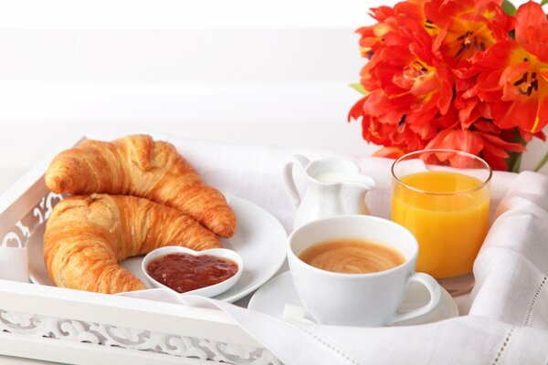 Der perfekte Morgen ist ein frisch gepresstes frisches Brot, ein Croissant und eine Tasse Kaffee